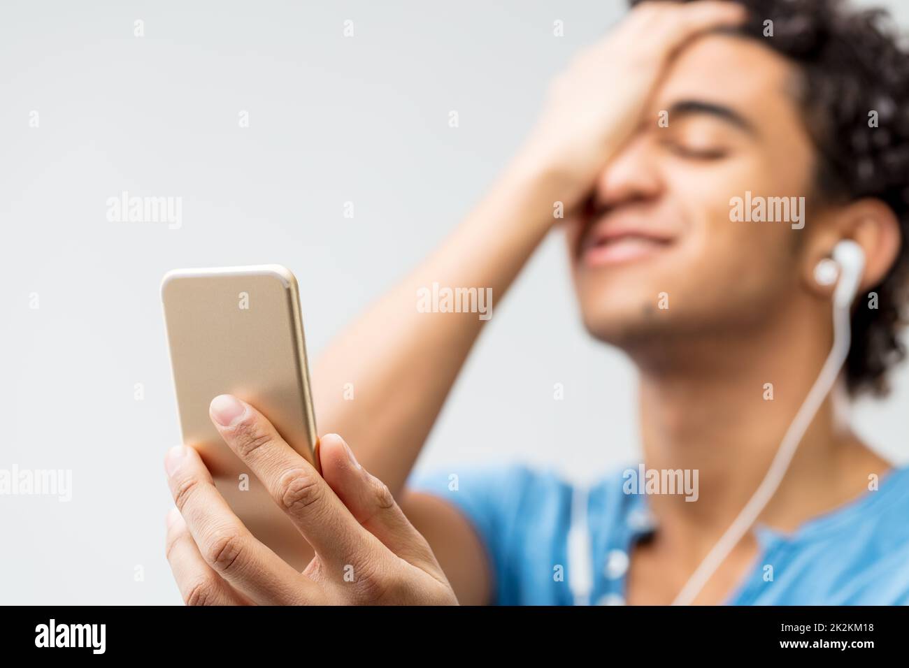 Mann erhält interessante Nachrichten per Mobiltelefon Stockfoto