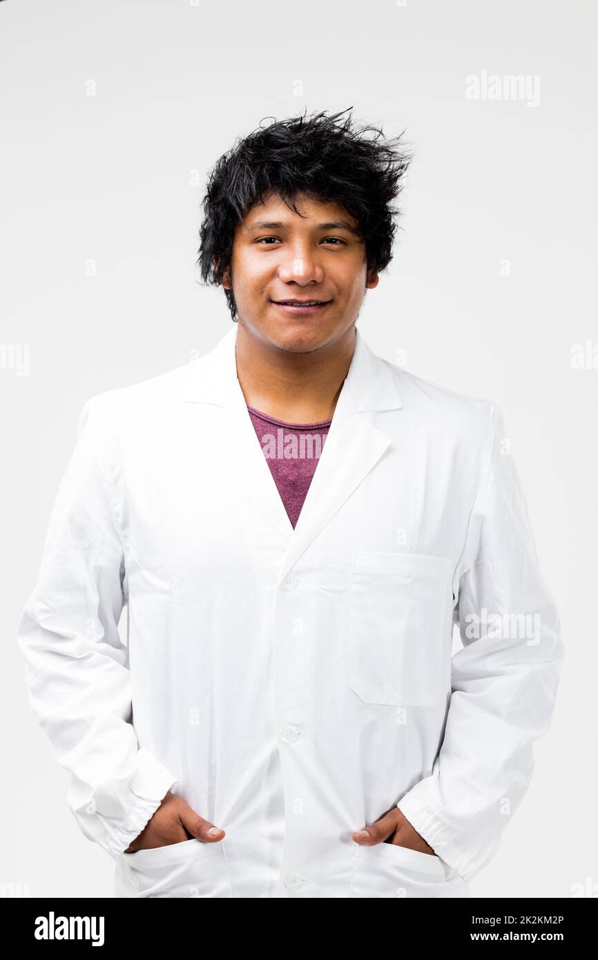 Südamerikanischer Mann auf weißem Mantel Stockfoto