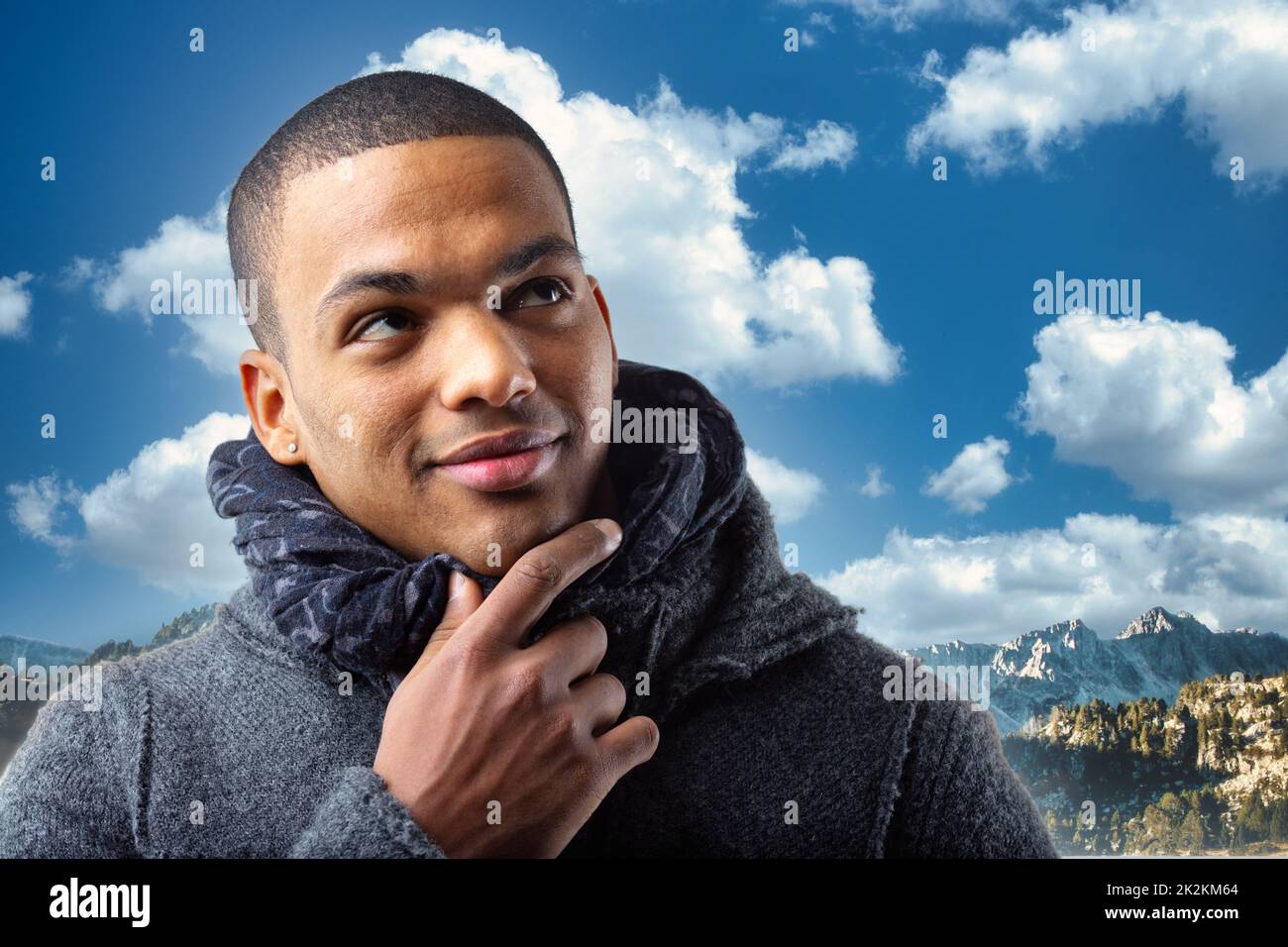 Hübscher junger Schwarzer in warmer Jacke und Schal Stockfoto
