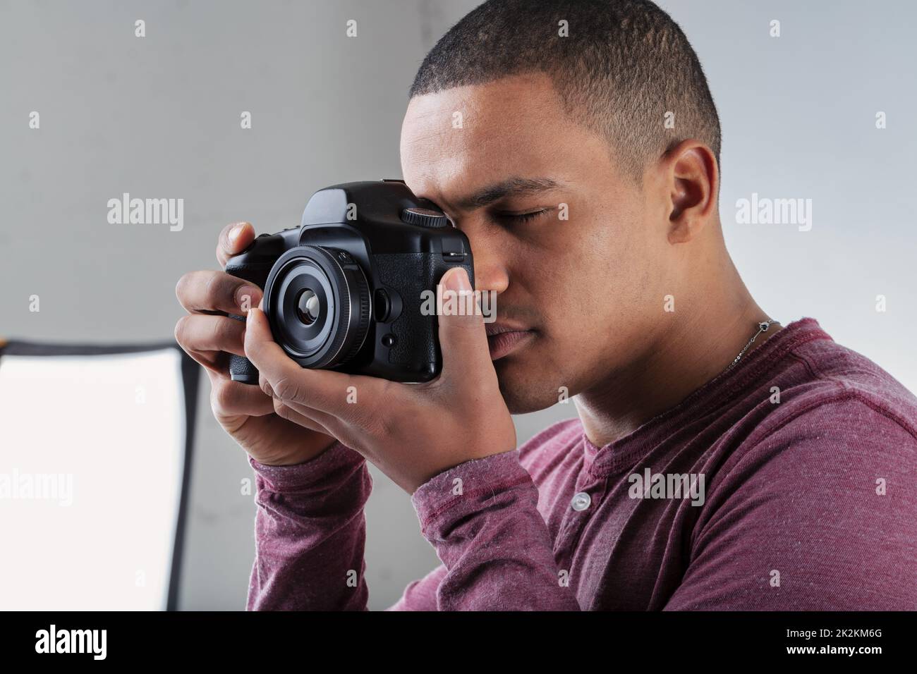 Schwarzer Fotograf, der sich auf sein Motiv konzentriert Stockfoto