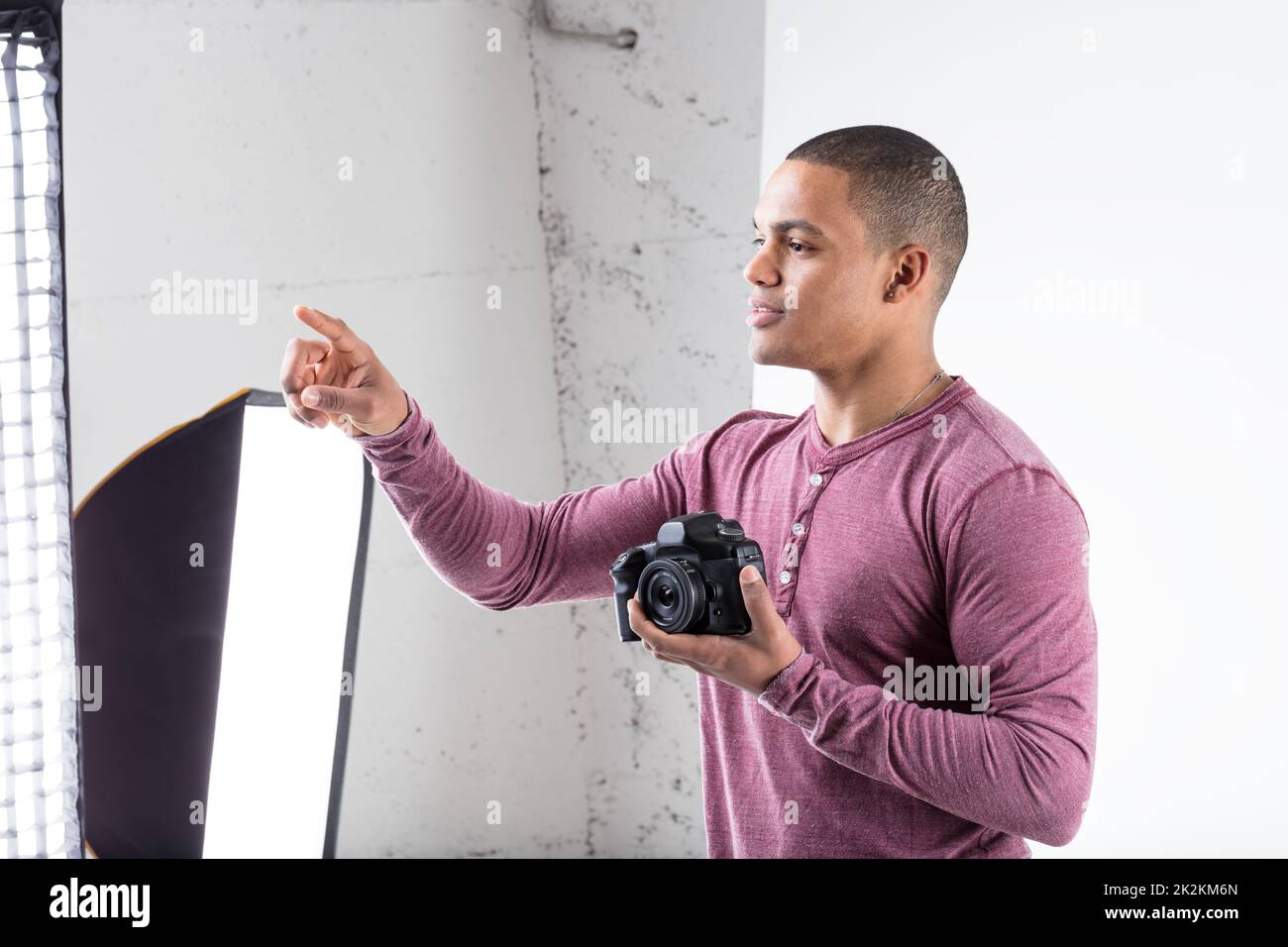 Fotograf in einem Studio, der eine Lektion erteilt Stockfoto