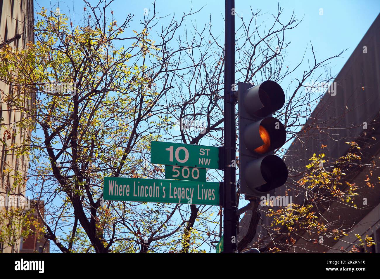 Grünes historisches Schild an der 10 Street North West im Zentrum von Washington D.C., wo Lincoln's Legacy lebt Stockfoto