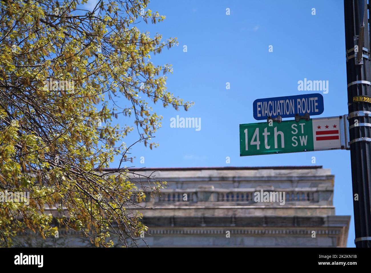 Grünes historisches Schild an der 14. Street South West im Stadtzentrum von Washington D.C. mit blauem Schild für die Evacuation Route Stockfoto