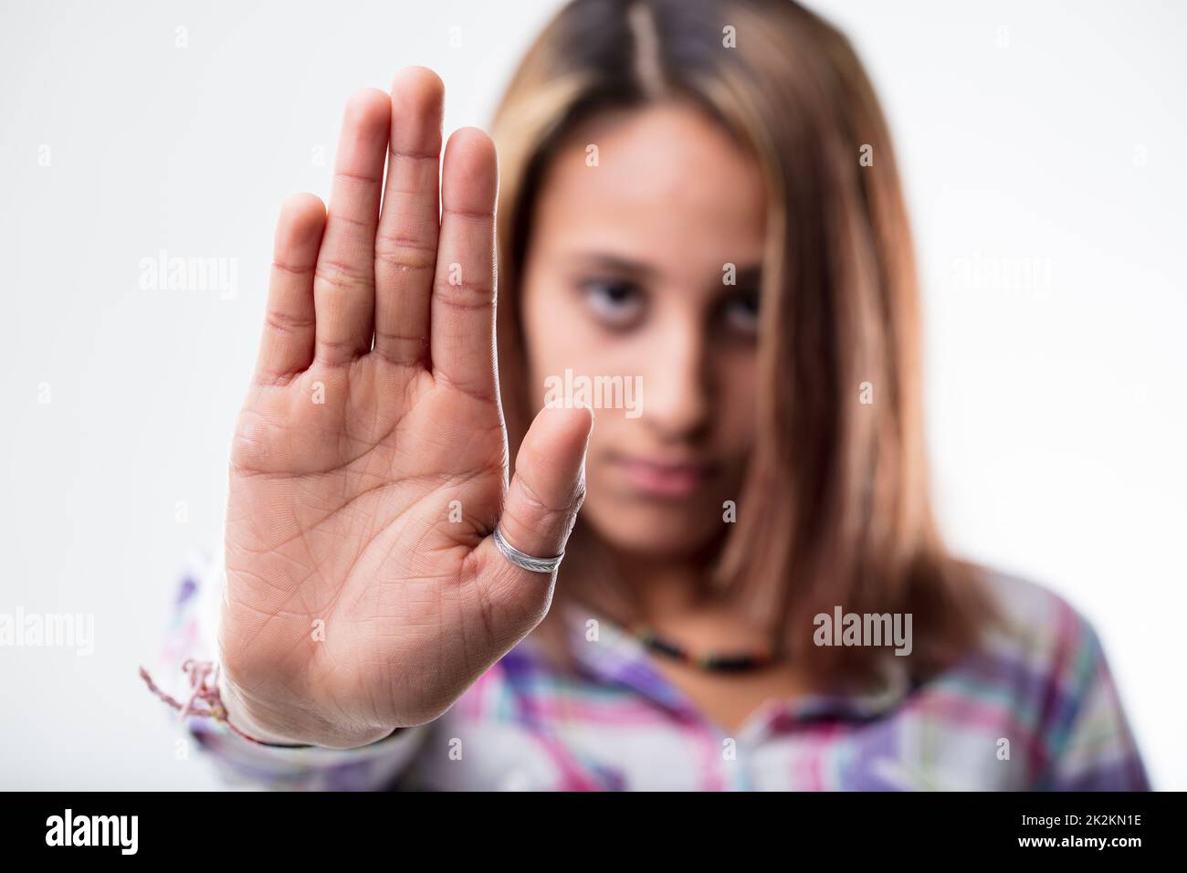 Stern-Frau, die eine Pause-Geste macht Stockfoto