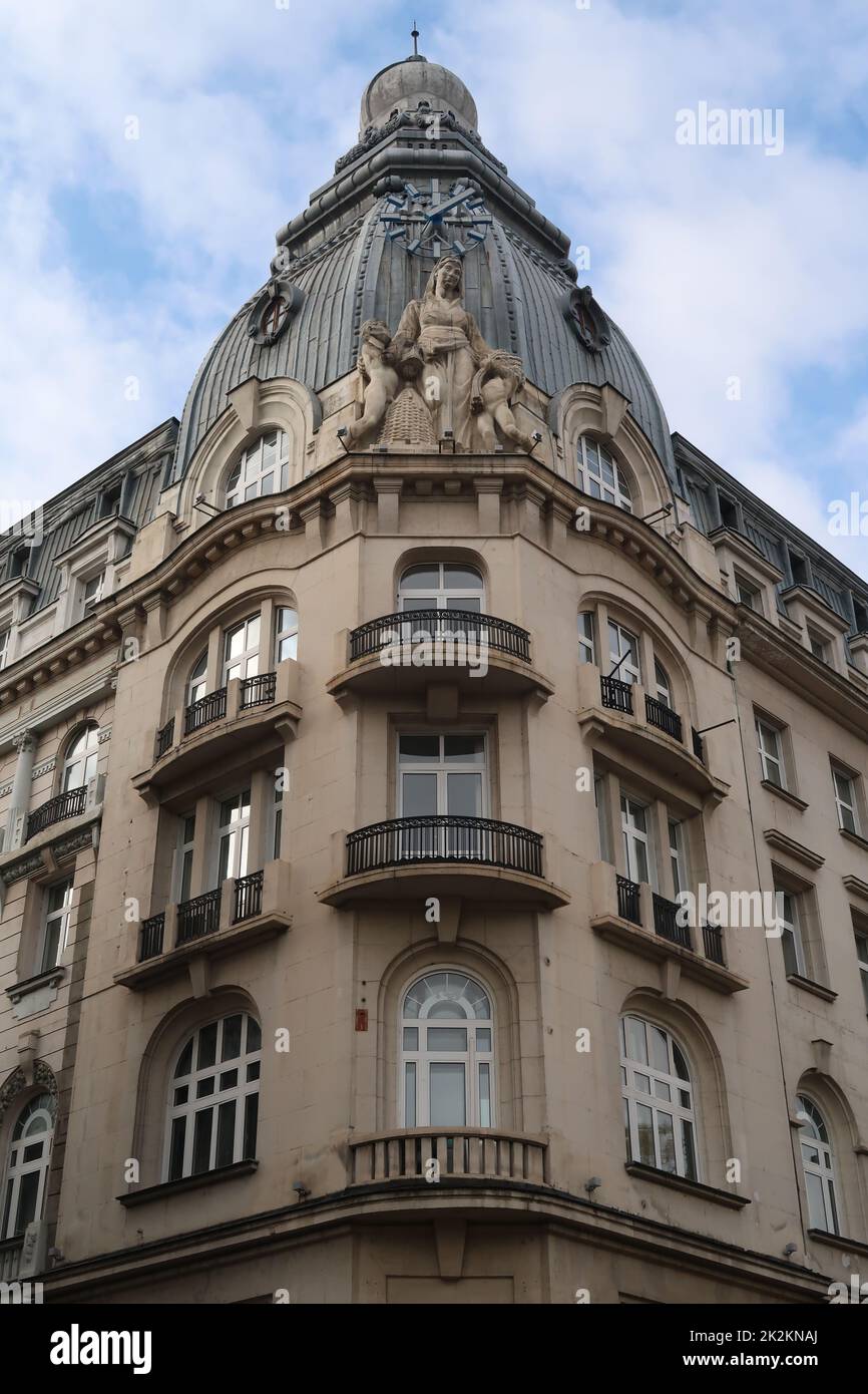 Wunderschönes und aufwändiges Gebäude in der Innenstadt von Sofia Stockfoto