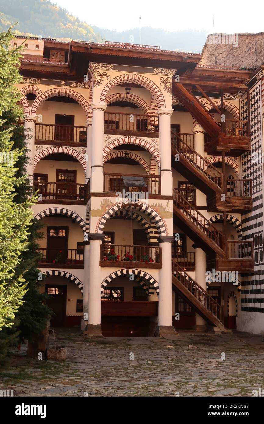 Blick auf eine der Treppen des Wohnviertels des Klosters Rila Stockfoto