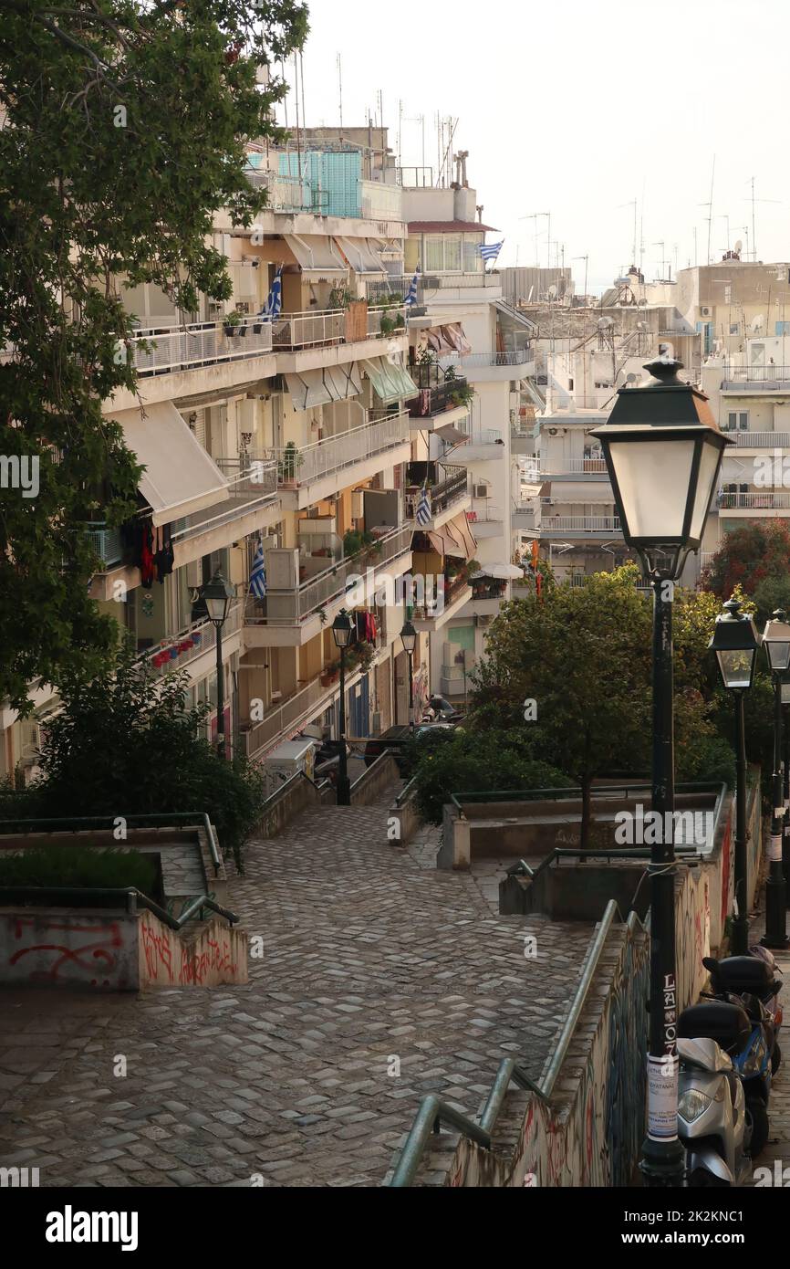 Die Treppe führt vom Ano Poli Viertel in die Innenstadt von Thessaloniki Stockfoto