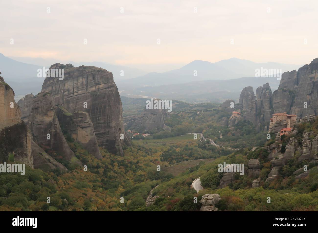 Die Klöster von St. Nicholas Anapafsas, Roussanou, umgeben von Felssäulen Stockfoto