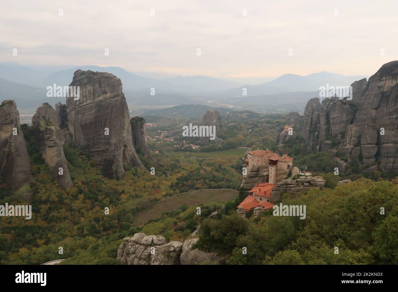Die Klöster von St. Nicholas Anapafsas, Roussanou, umgeben von Steinsäulen Stockfoto