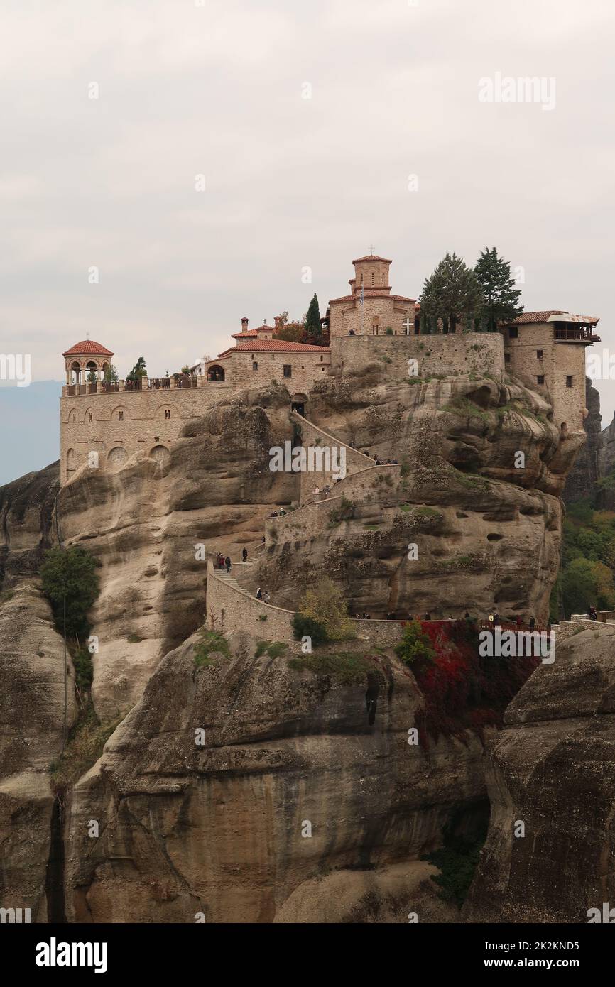 Fantastische vertikale Aufnahme des Klosters von Varlaam Stockfoto