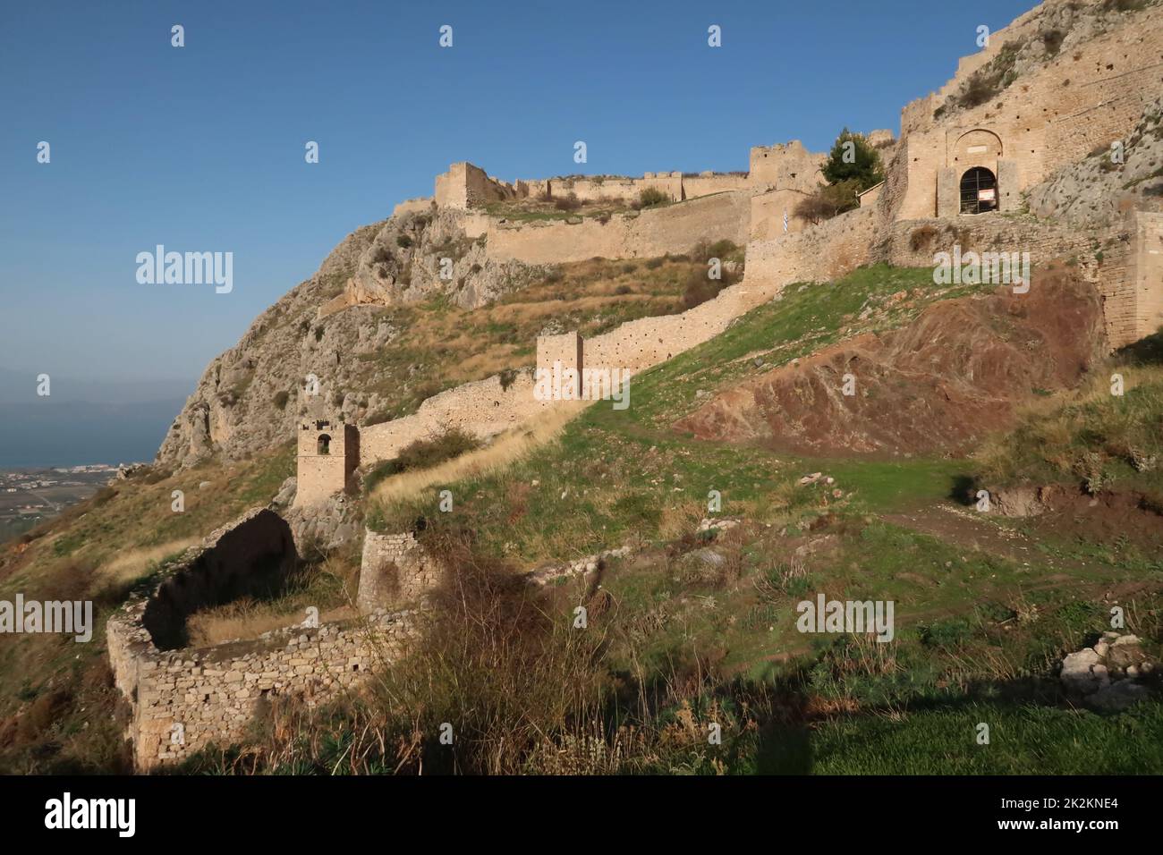 Die beeindruckenden Mauern der Akrocorinth, die auf steilen Hügeln erbaut wurden Stockfoto