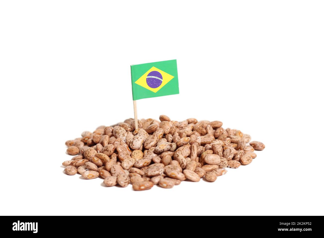 Ein Haufen Pinto-Bohnen mit brasilianischer Flagge, isoliert auf Weiß Stockfoto