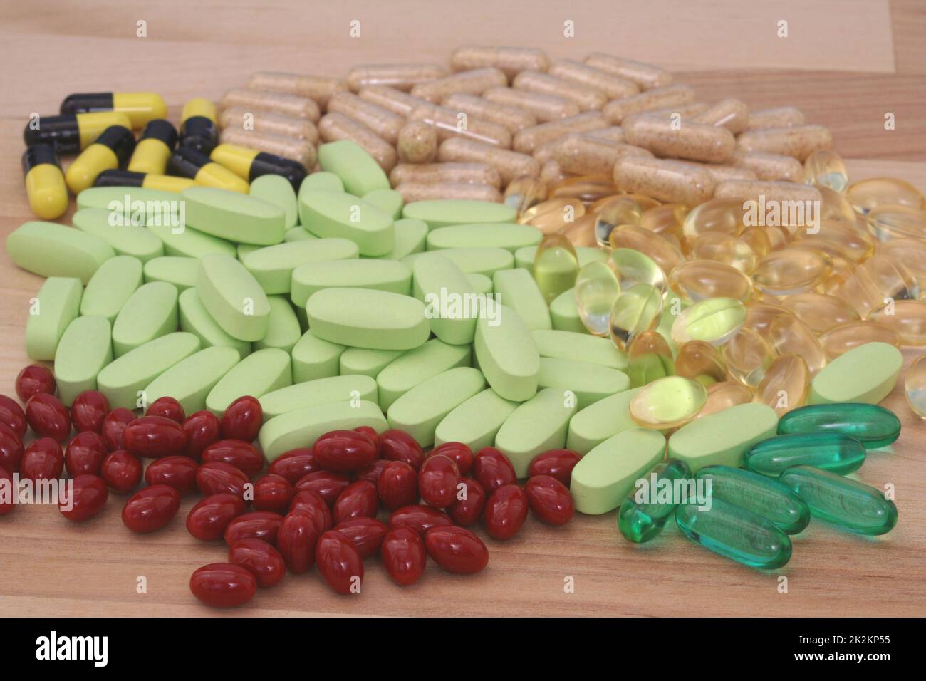 Verschiedene Vitamine, Antibiotika, Schmerzmittel und Nahrungsergänzungsmittel Stockfoto