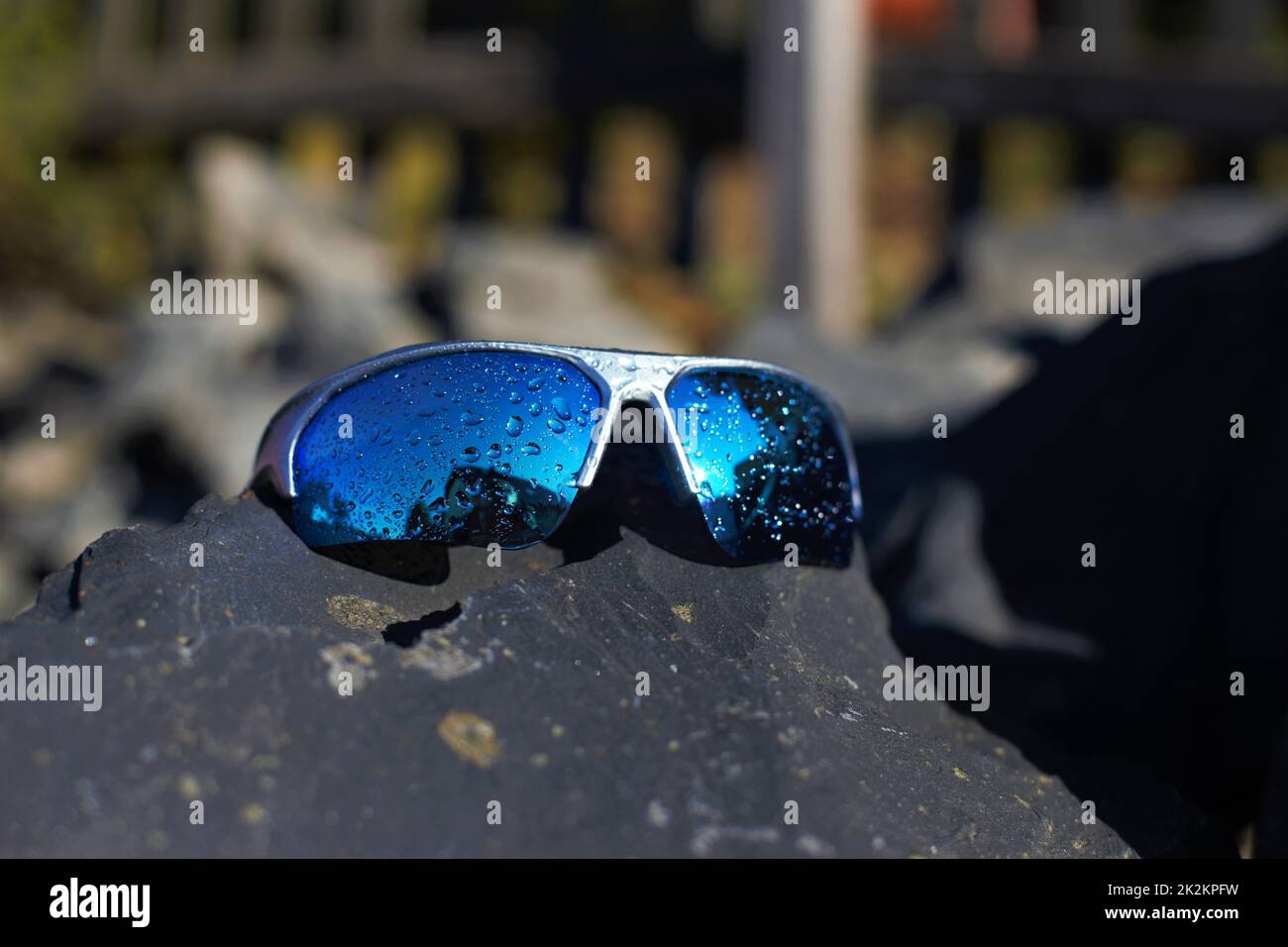 Blaue Sonnenbrille auf Felsen Stockfoto