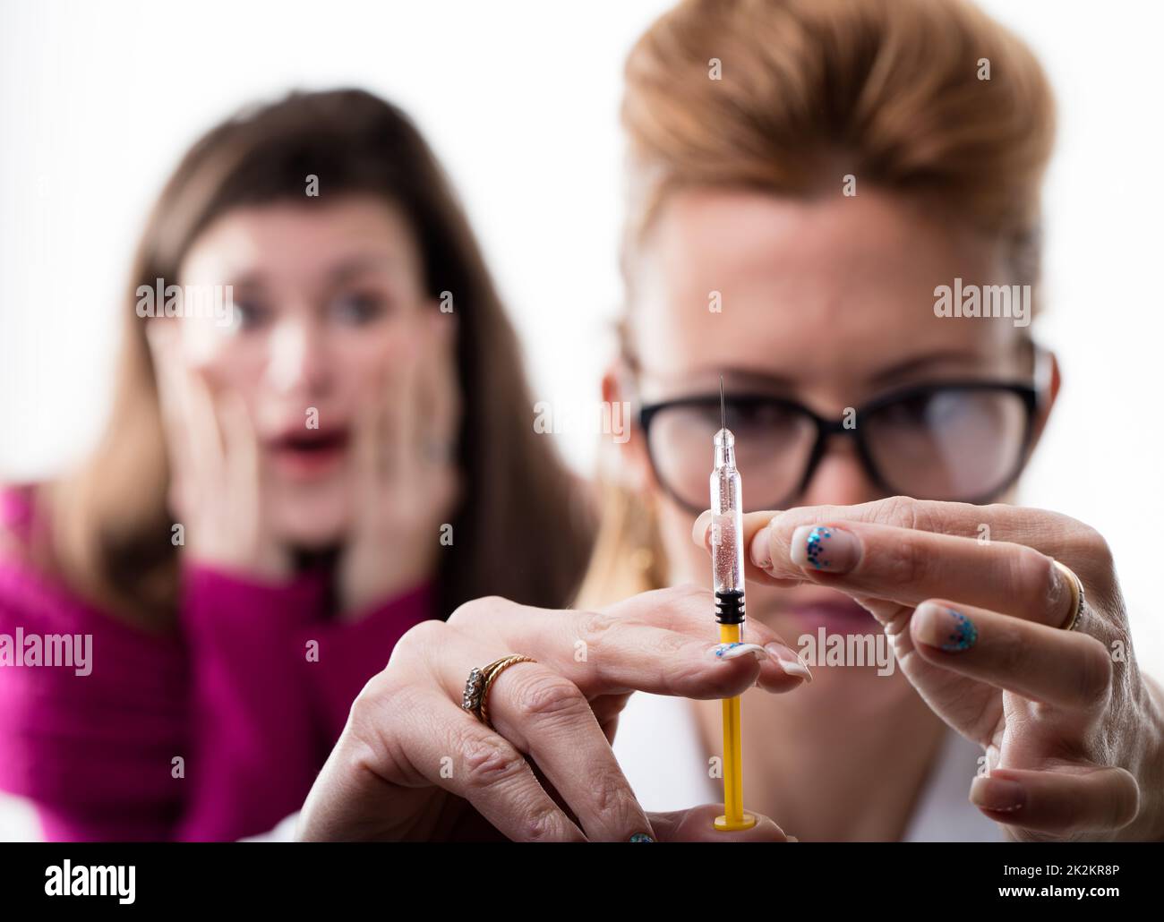 Frau Angst vor Injektion von ihrem Arzt Stockfoto