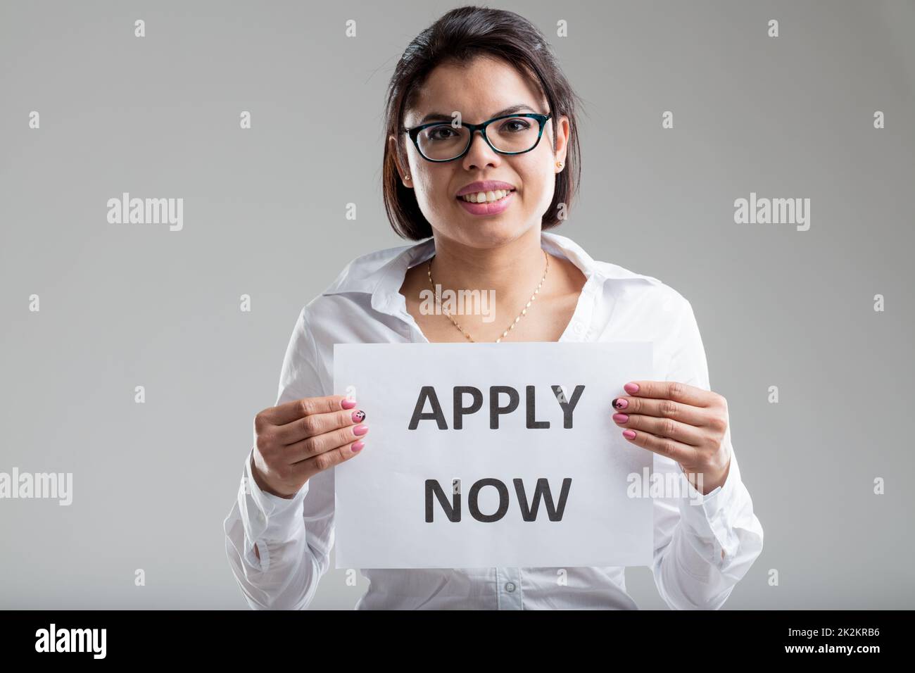 Lächelnde Frau mit einem Bewerbungsschild Stockfoto