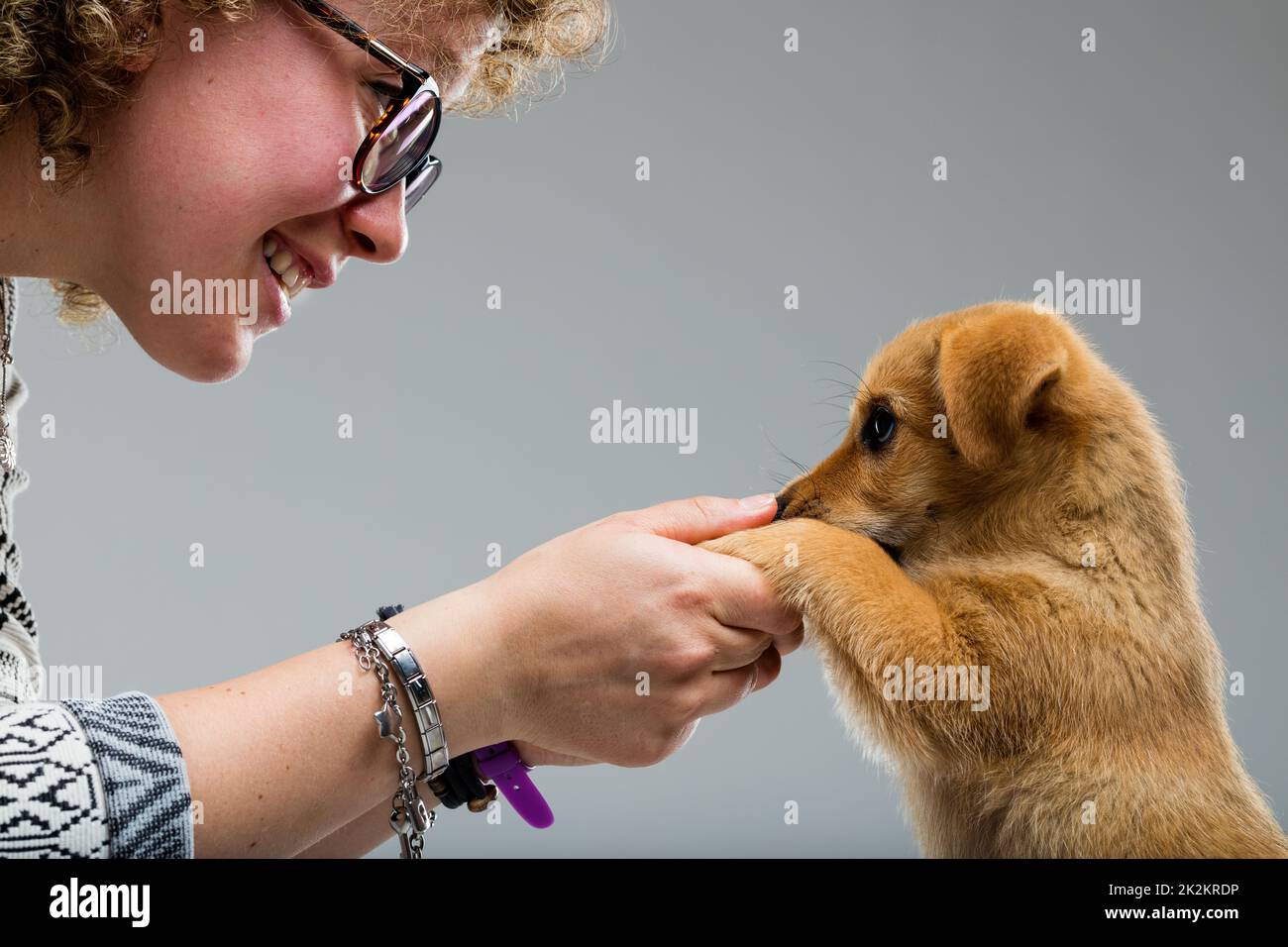 Eine Frau, die ihrem Hund in die Augen sieht Stockfoto