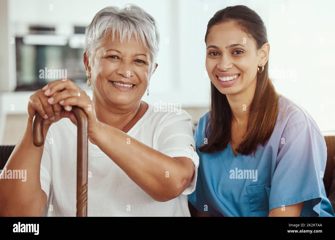 Gesundheitsfürsorge, Arzt und ältere Frauen, die sich verklebten und während einer Untersuchung in einer betreuten Wohnanlage auf dem Sofa sitzen. Seniorenbetreuung, Betreuung und Pflege mit Stockfoto