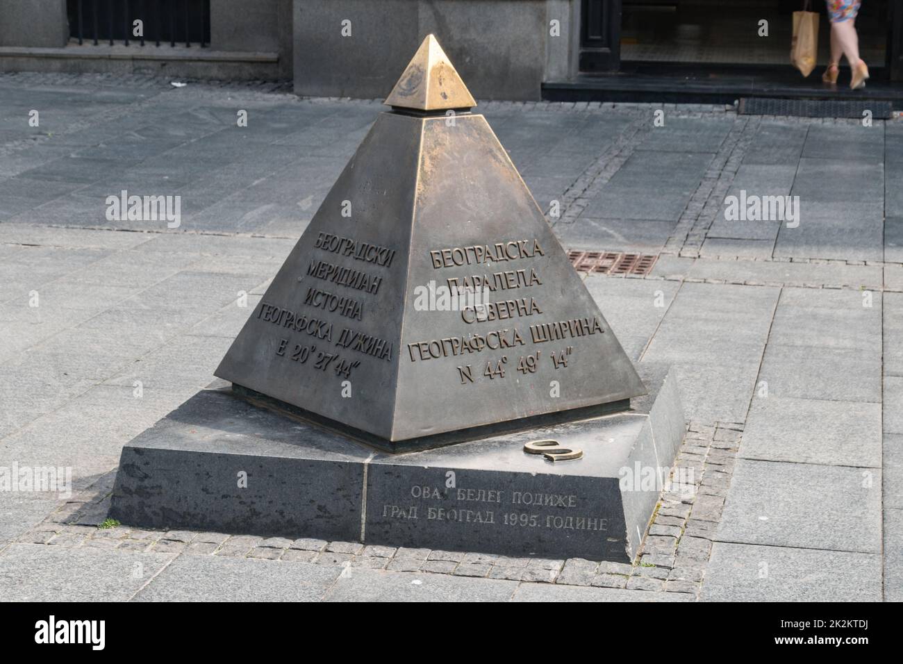 Belgrad, Serbien - 7. Juni 2022: Bronzene Belgrader Pyramide mit Koordinaten in der Knez Mihailova Straße. Stockfoto