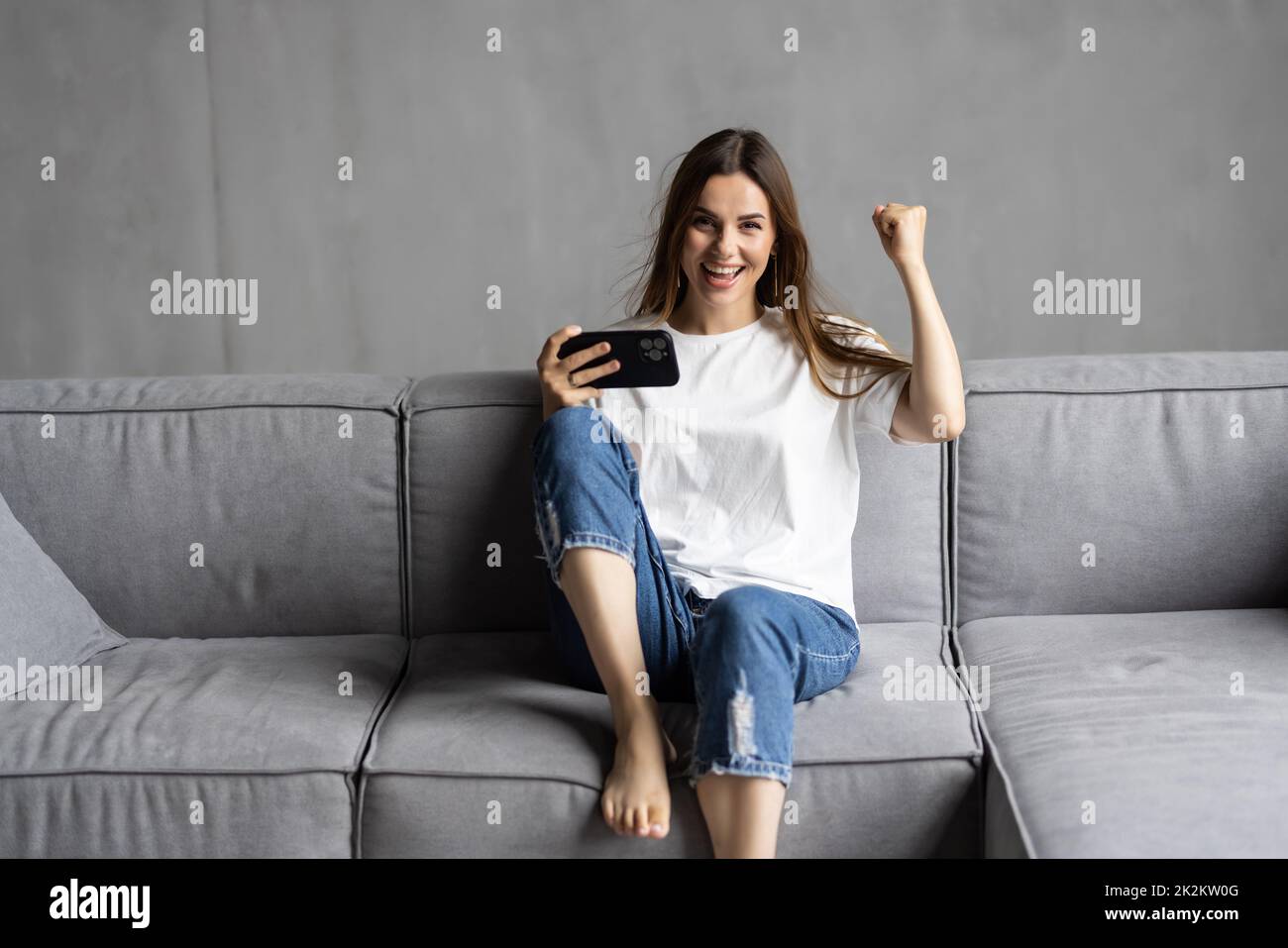 Glücklich aufgeregt Smartphone-Nutzer vor Freude schreiend, immer gute Nachrichten, lesen SMS auf Handy-Bildschirm, was Gewinner ja Hand Geste. Überrascht Stockfoto