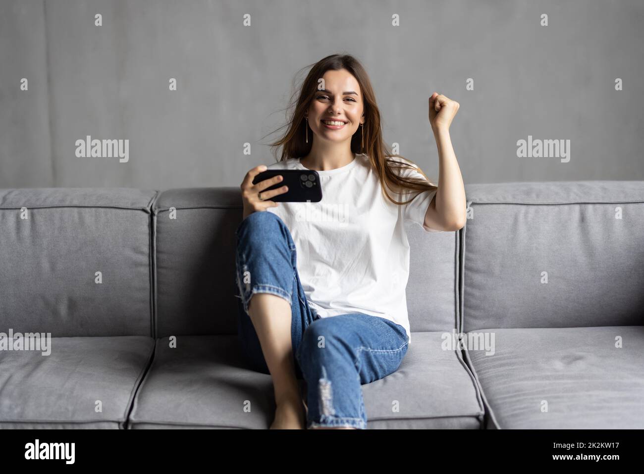 Glücklich aufgeregt Smartphone-Nutzer vor Freude schreiend, immer gute Nachrichten, lesen SMS auf Handy-Bildschirm, was Gewinner ja Hand Geste. Überrascht Stockfoto