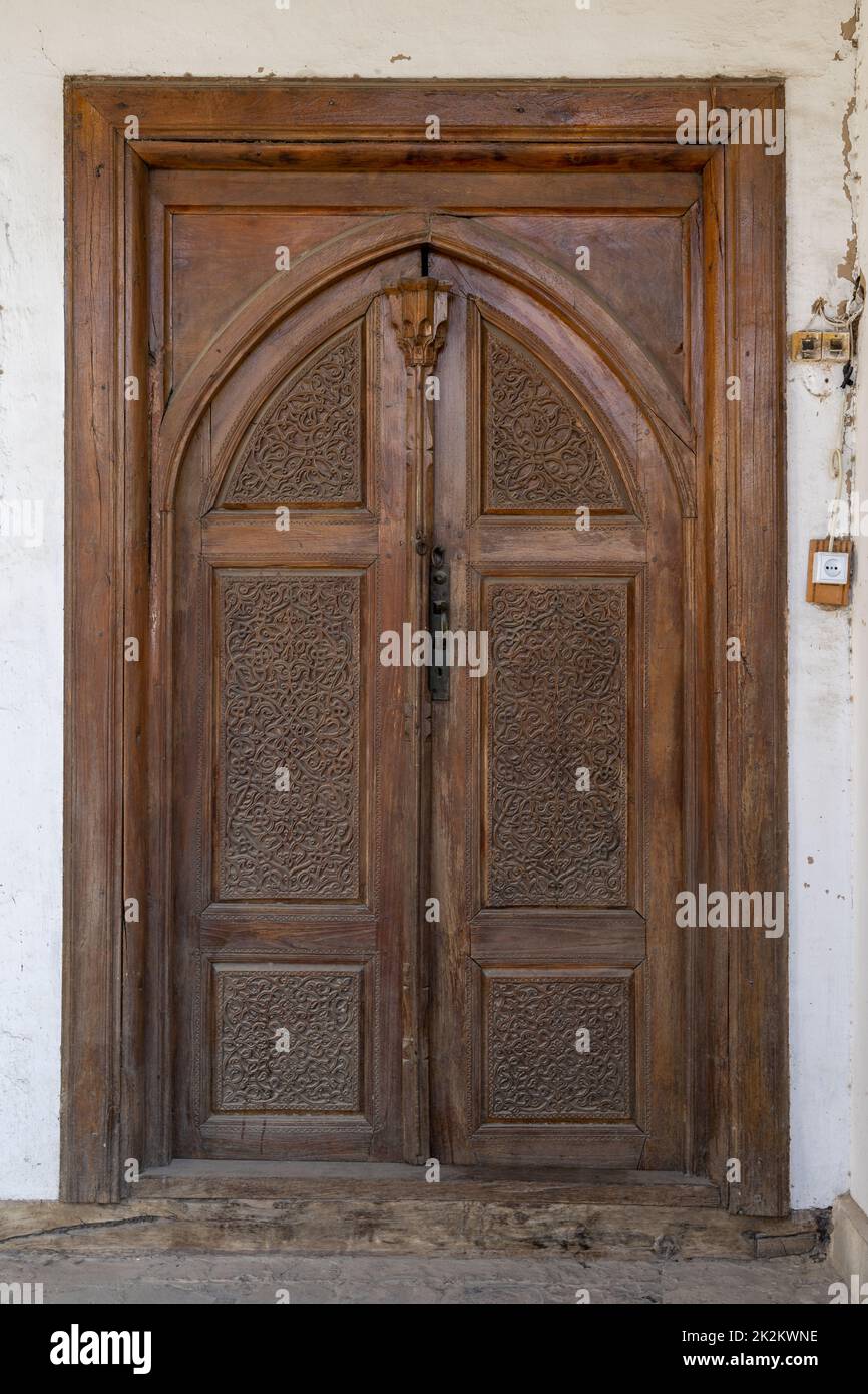 Nahaufnahme der schönen traditionellen Holztür mit floralem und geometrischem Schnitzmuster, Istaravshan, Sughd Region, Tadschikistan Stockfoto
