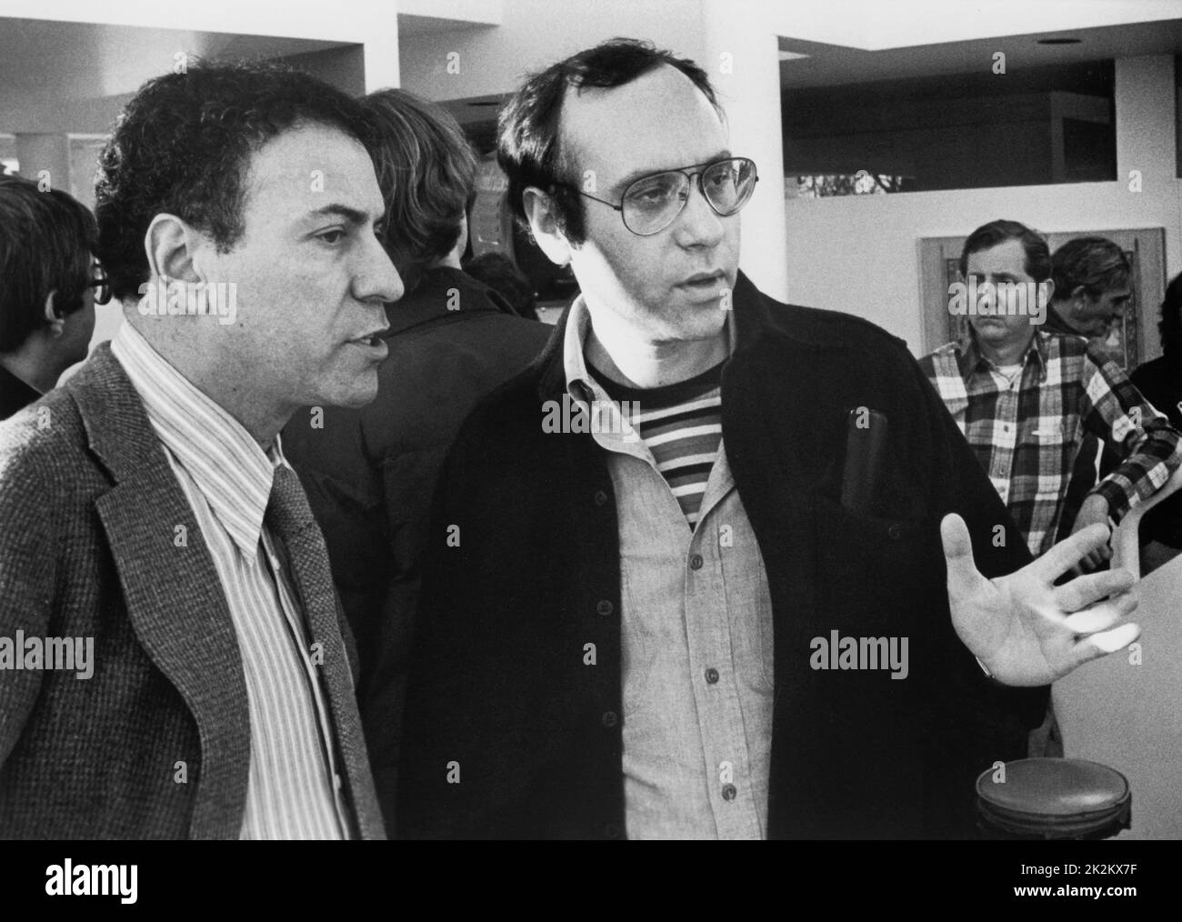 Der Schriftsteller und Regisseur Marshall Brickman erklärt Alan Arkin, wie man eine Szene während der Dreharbeiten zur zeitgenössischen Komödie Simon spielt. USA, 1980. Aufnahme von Bildern Stockfoto