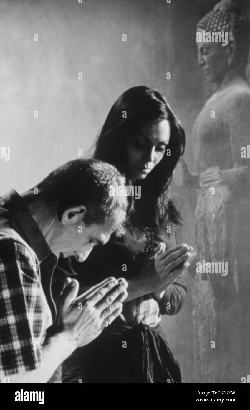 Richard Brooks mit Daliah Lavi am Set von Lord Jim USA, 1965 nach dem Roman von Joseph Conrad Stockfoto