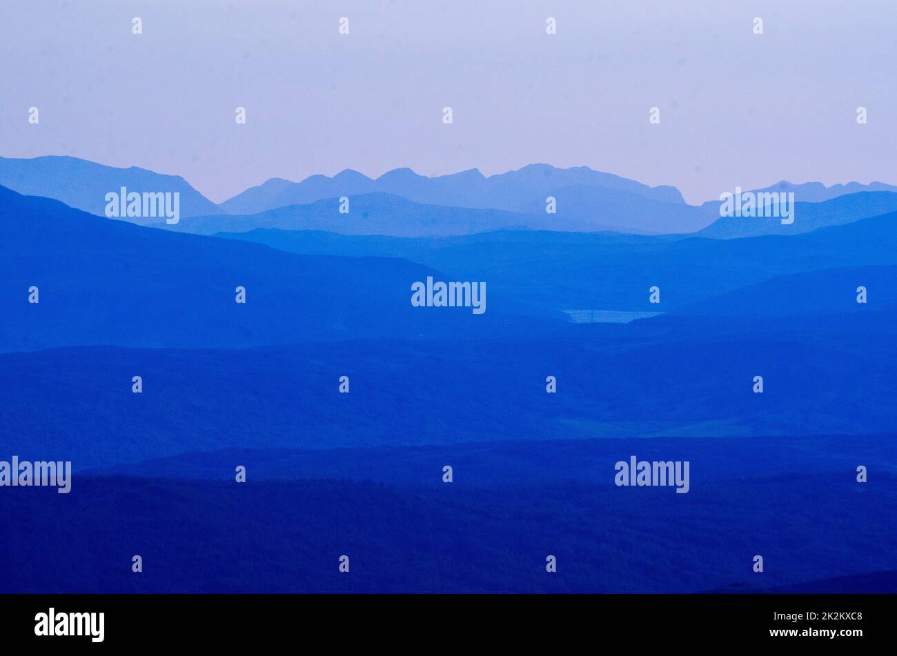 Die spektakuläre Aussicht vom Gipfel des Carn Liath im Glen Tilt-Gebiet des Cairngorms National Park in der Nähe von Blair Atholl, Schottland, Großbritannien - Foto: Geop Stockfoto