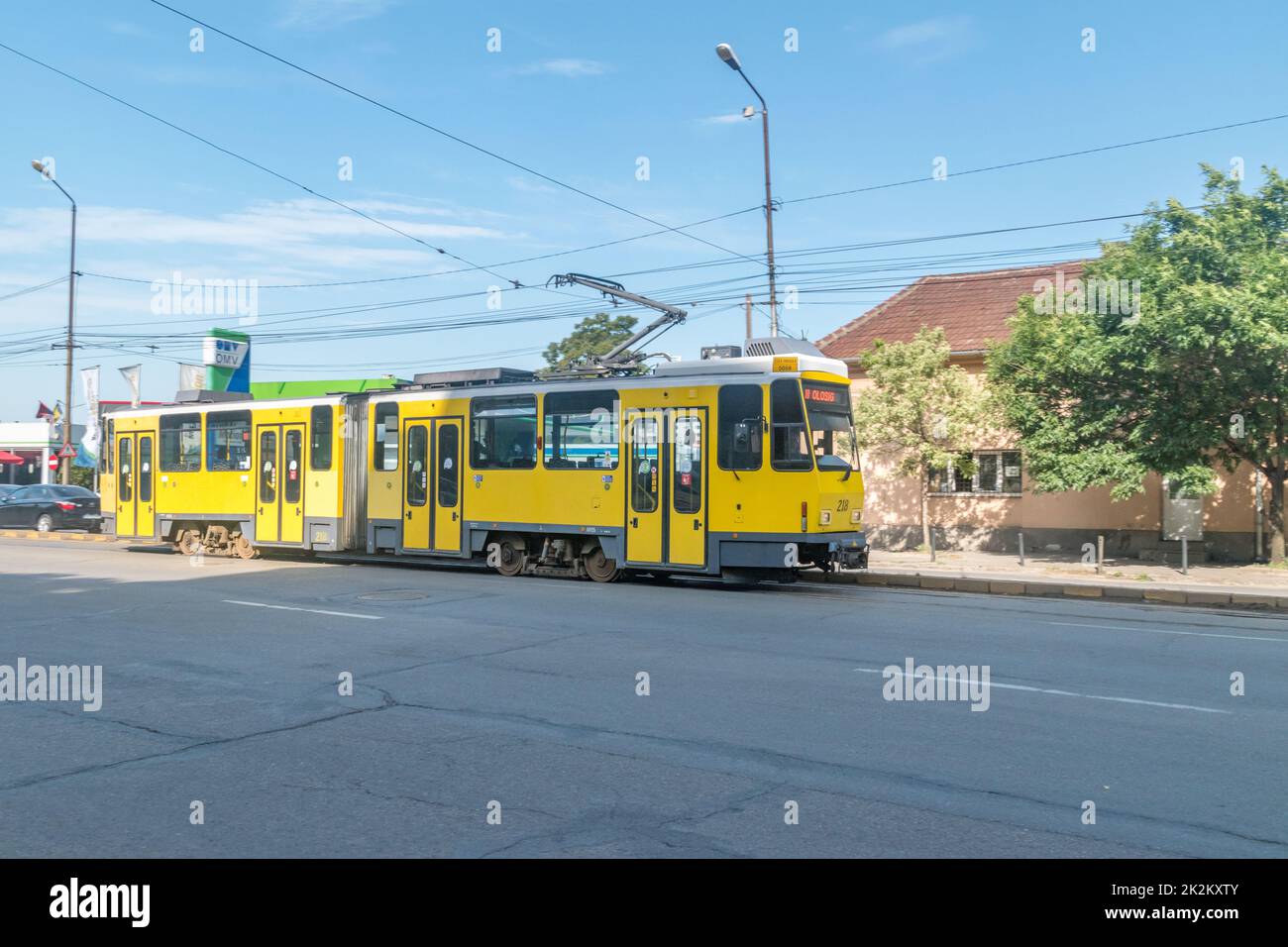 Oradea, Rumänien - 10. Juni 2022: Gelbe Straßenbahn der öffentlichen Verkehrsmittel in Oradea. Stockfoto