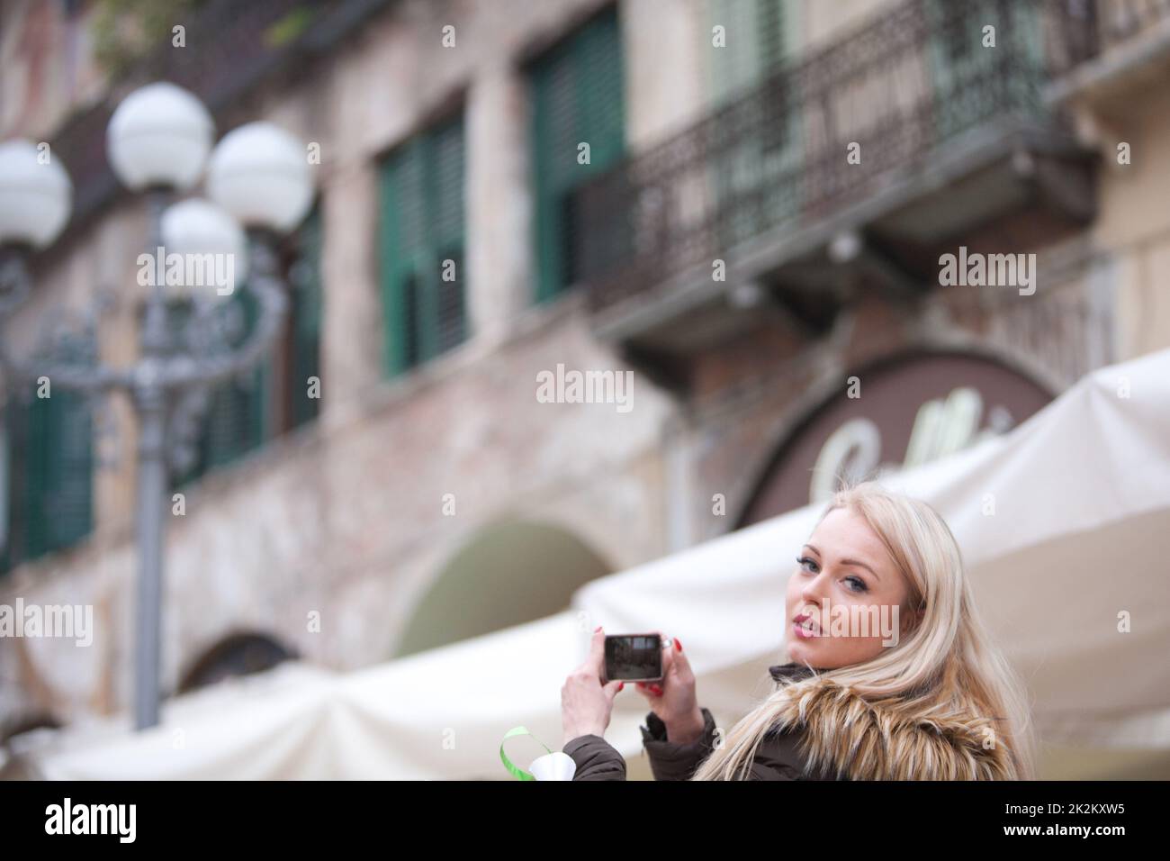 Blonder Tourist, der Fotos in der Stadt macht Stockfoto