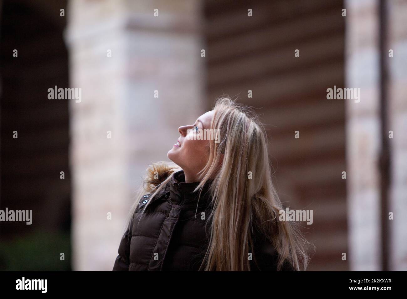 Blonde junge Frau, die eine europäische Stadt bereist Stockfoto