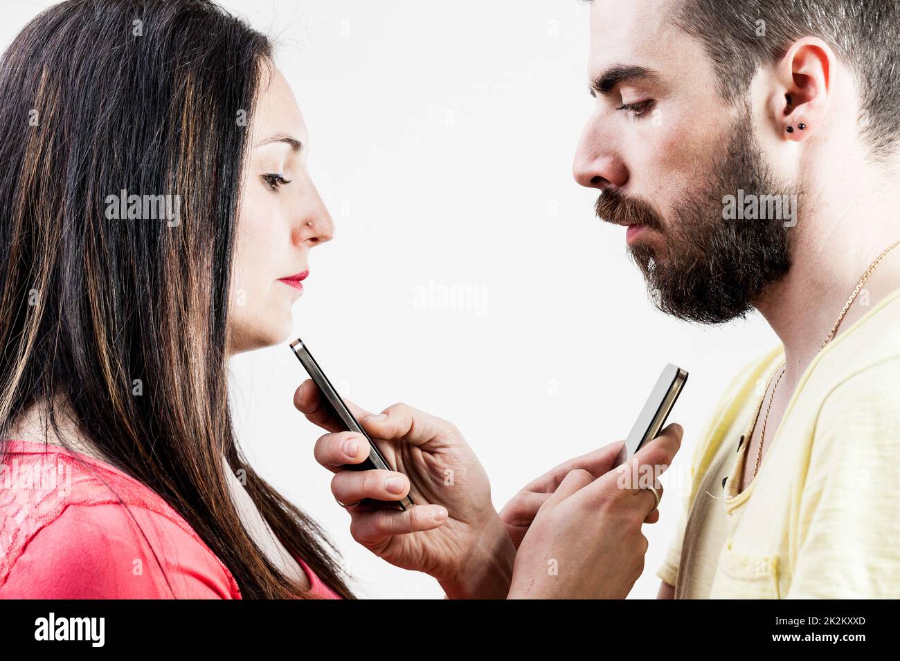 Weiblicher Mann und Smartphones Stockfoto