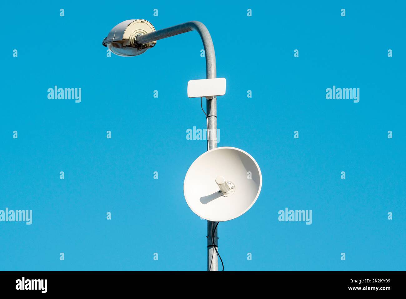 Ein Lichtmast, ausgestattet mit einem Sender mit Antennen für drahtloses High-Speed-Internet Stockfoto