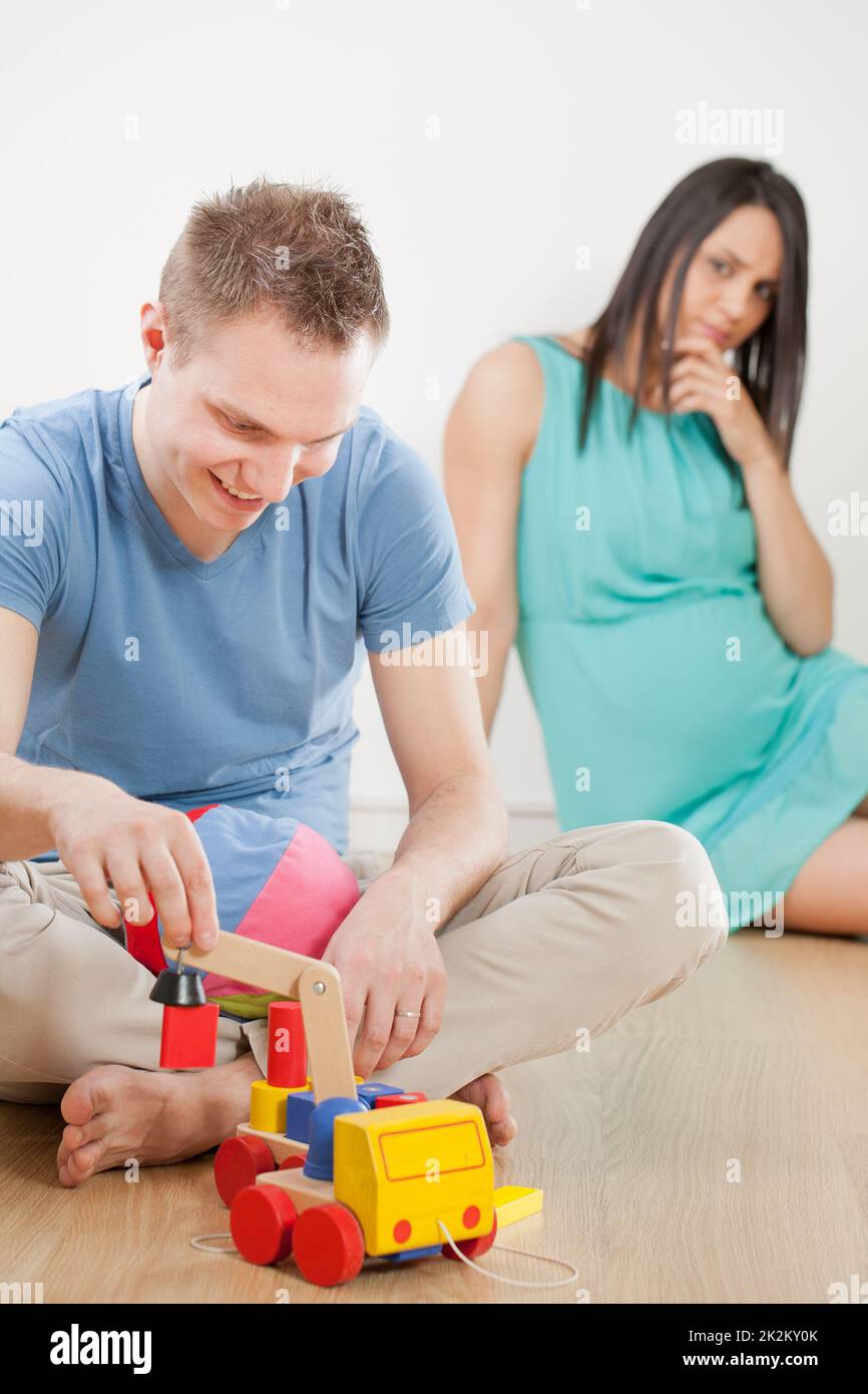 Schwangere Frau, die denkt, dass sie zwei Kinder haben wird Stockfoto
