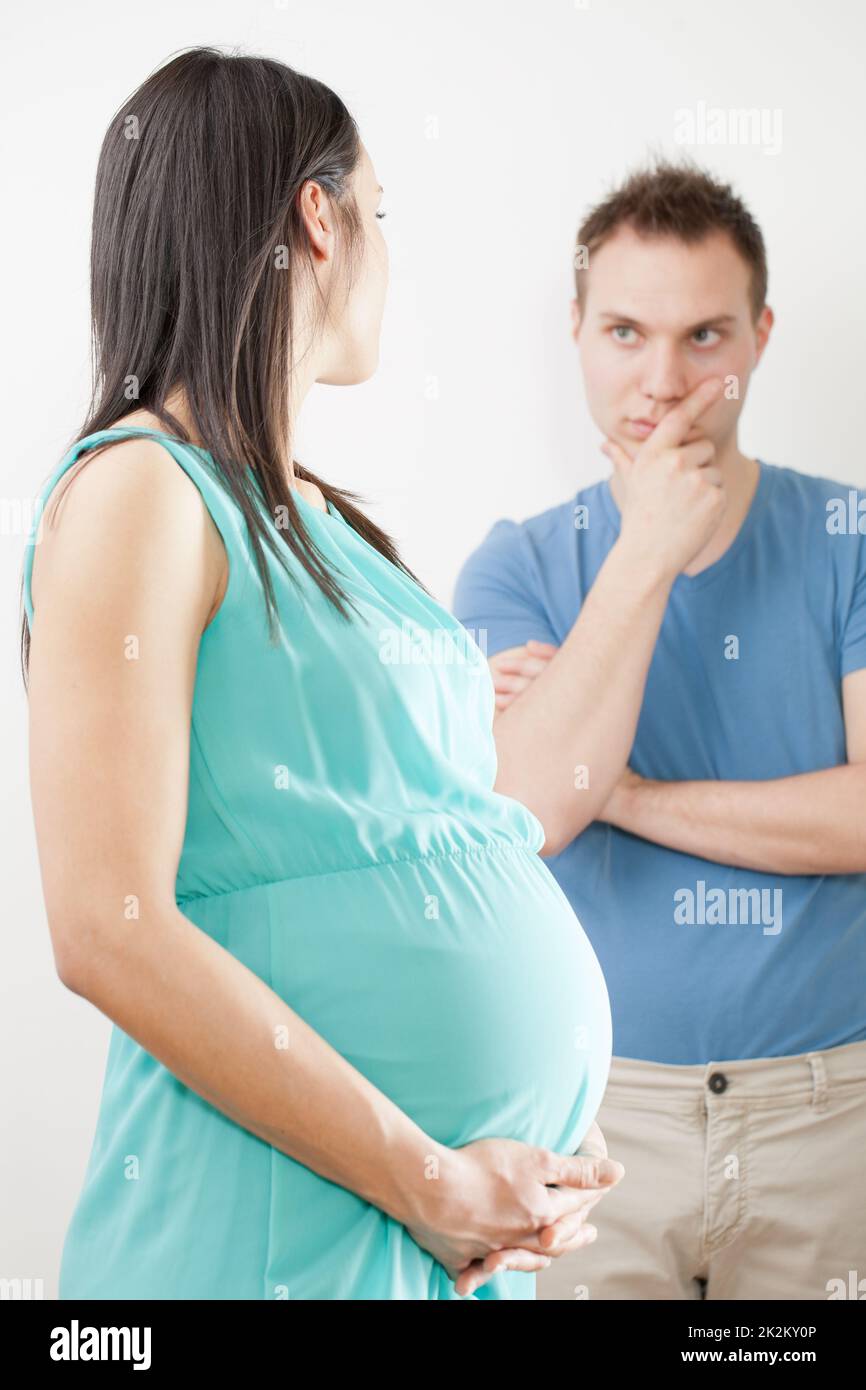 Schwangere Frau mit zweifelhaftem Ehemann Stockfoto