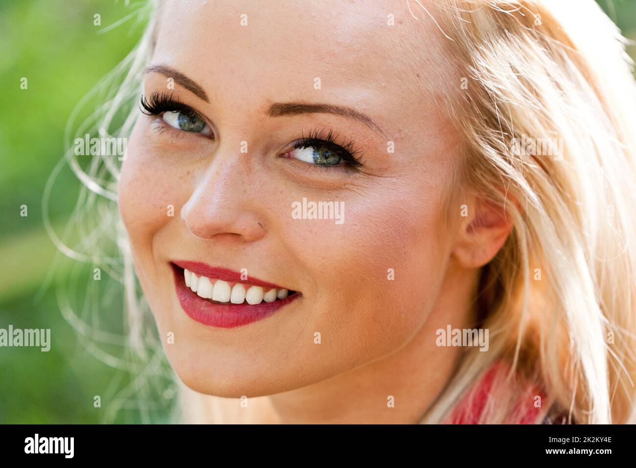 Lächeln einer jungen Frau in der Natur Stockfoto