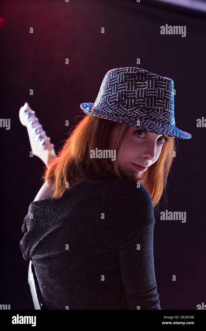 Intensiver Look eines Popstars von hinten Stockfoto