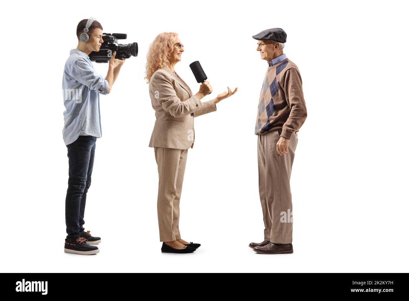 Journalist interviewte einen älteren Mann und einen Kameramann, der isoliert auf weißem Hintergrund filmte Stockfoto