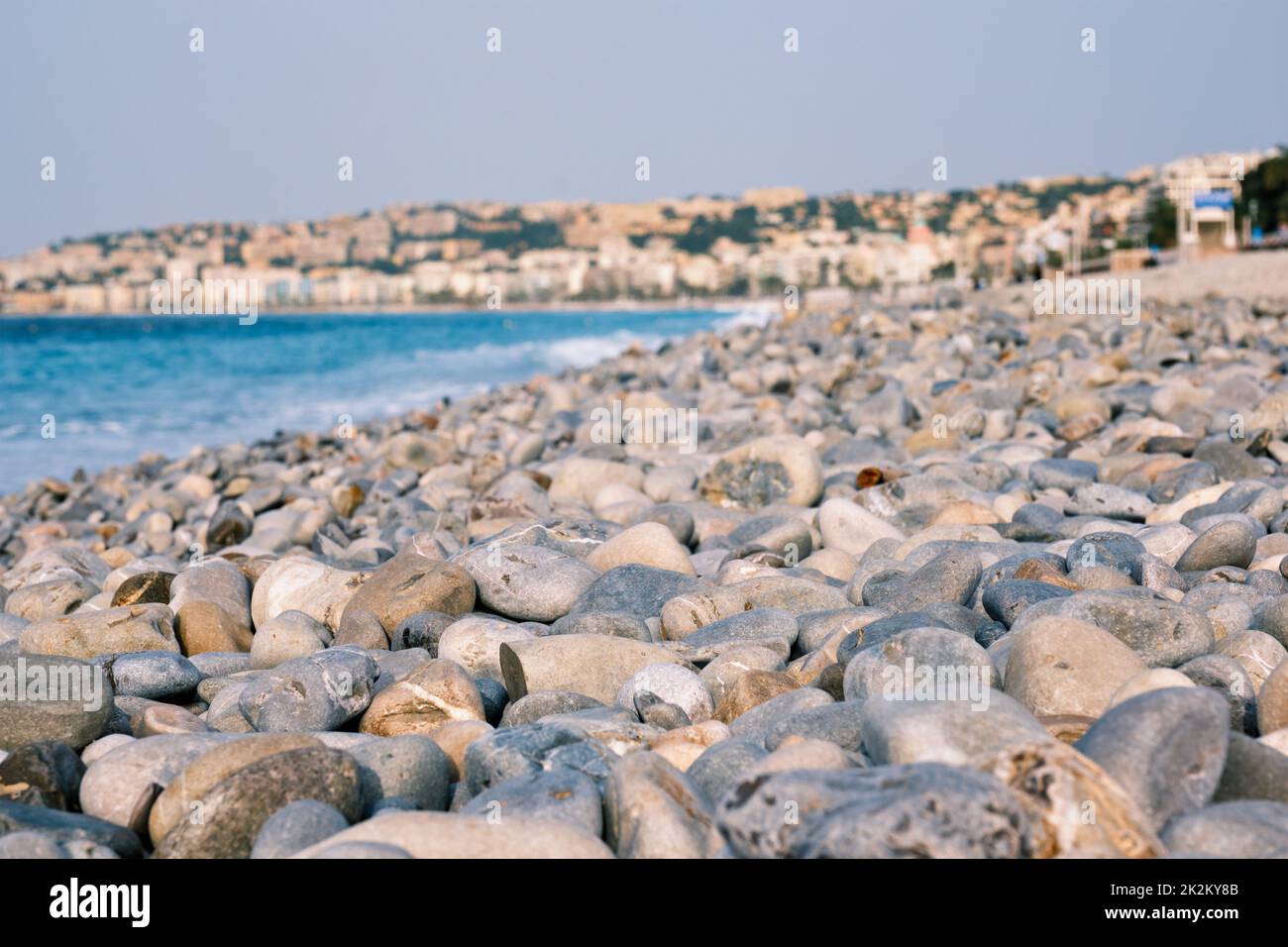 Strand mit Kieselsteinen am Morgen. Nizza, Frankreich Stockfoto