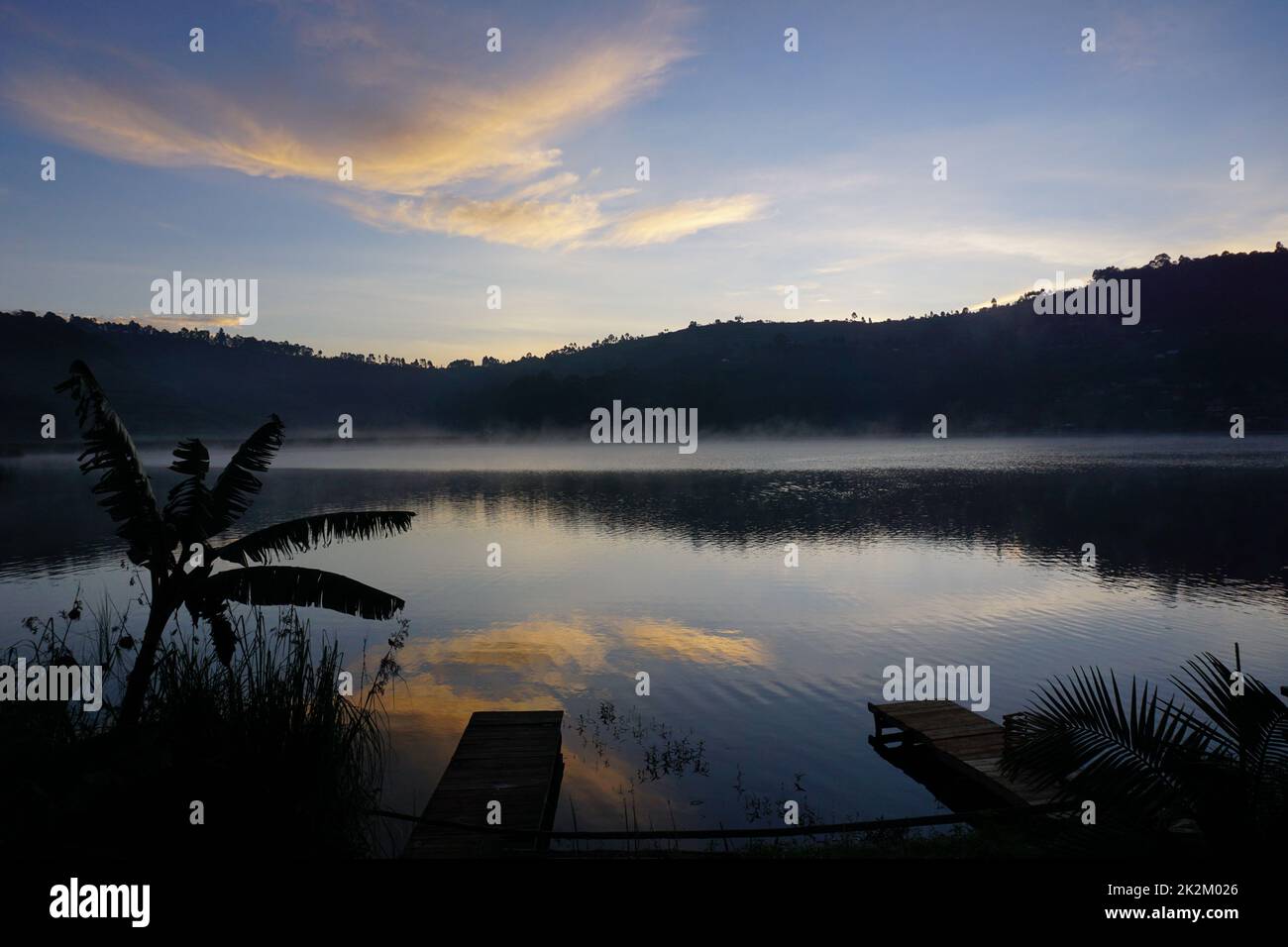 Vor Sonnenaufgang, blaue Stunde am Bunyonyi-See Stockfoto