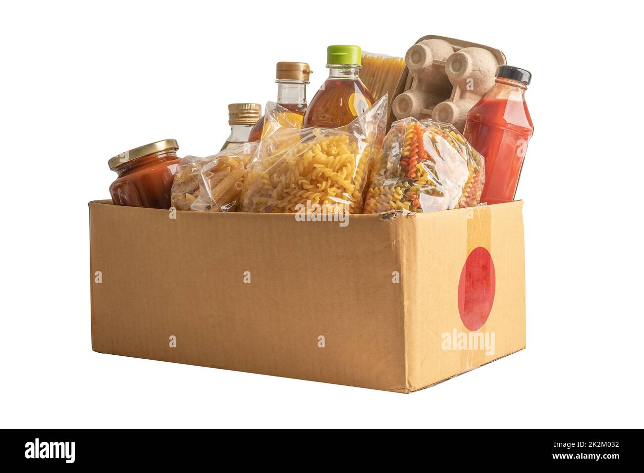 Lebensmittel für Spenden, Lagerung und Lieferung. Verschiedene Lebensmittel, Pasta, Speiseöl und Konserven in Pappkartons. Stockfoto