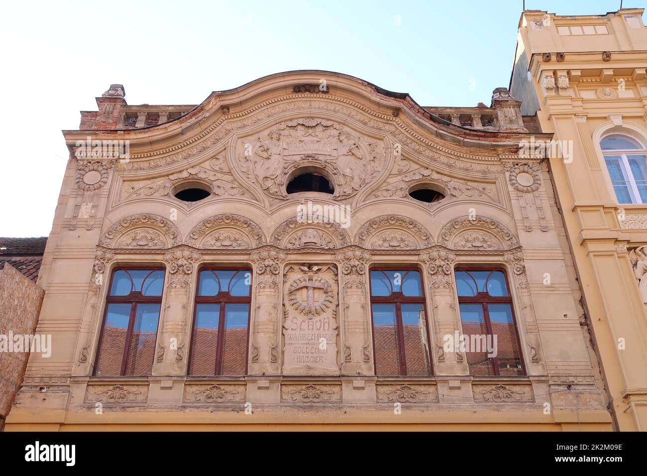 Jugendstil, Jugendstilfassade eines Hauses in Brasov mit deutscher Inschrift Stockfoto