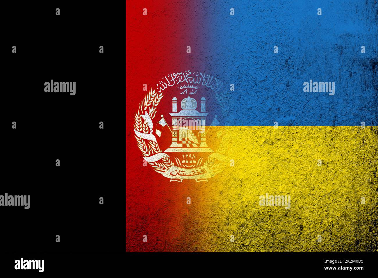 Islamische Republik Afghanistan Nationalflagge mit Nationalflagge der Ukraine. Grungen Hintergrund Stockfoto