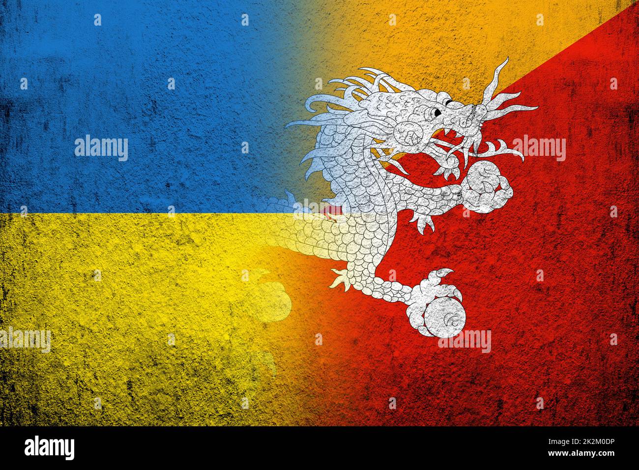 Königreich Bhutan Nationalflagge mit Nationalflagge der Ukraine. Grungen Hintergrund Stockfoto