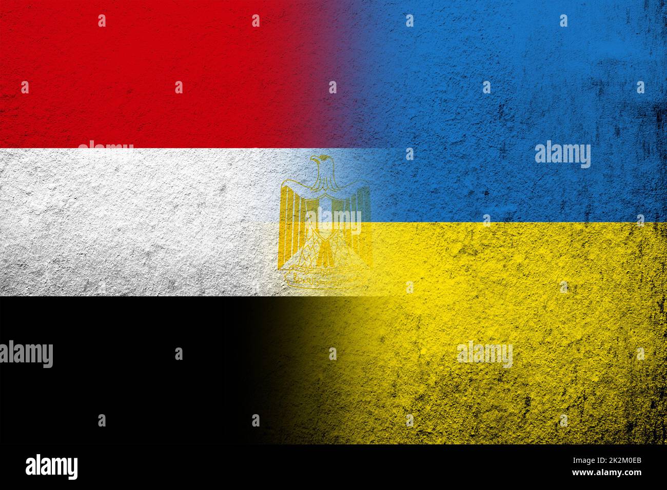 Die Arabische Republik Ägypten Nationalflagge mit Nationalflagge der Ukraine. Grungen Hintergrund Stockfoto