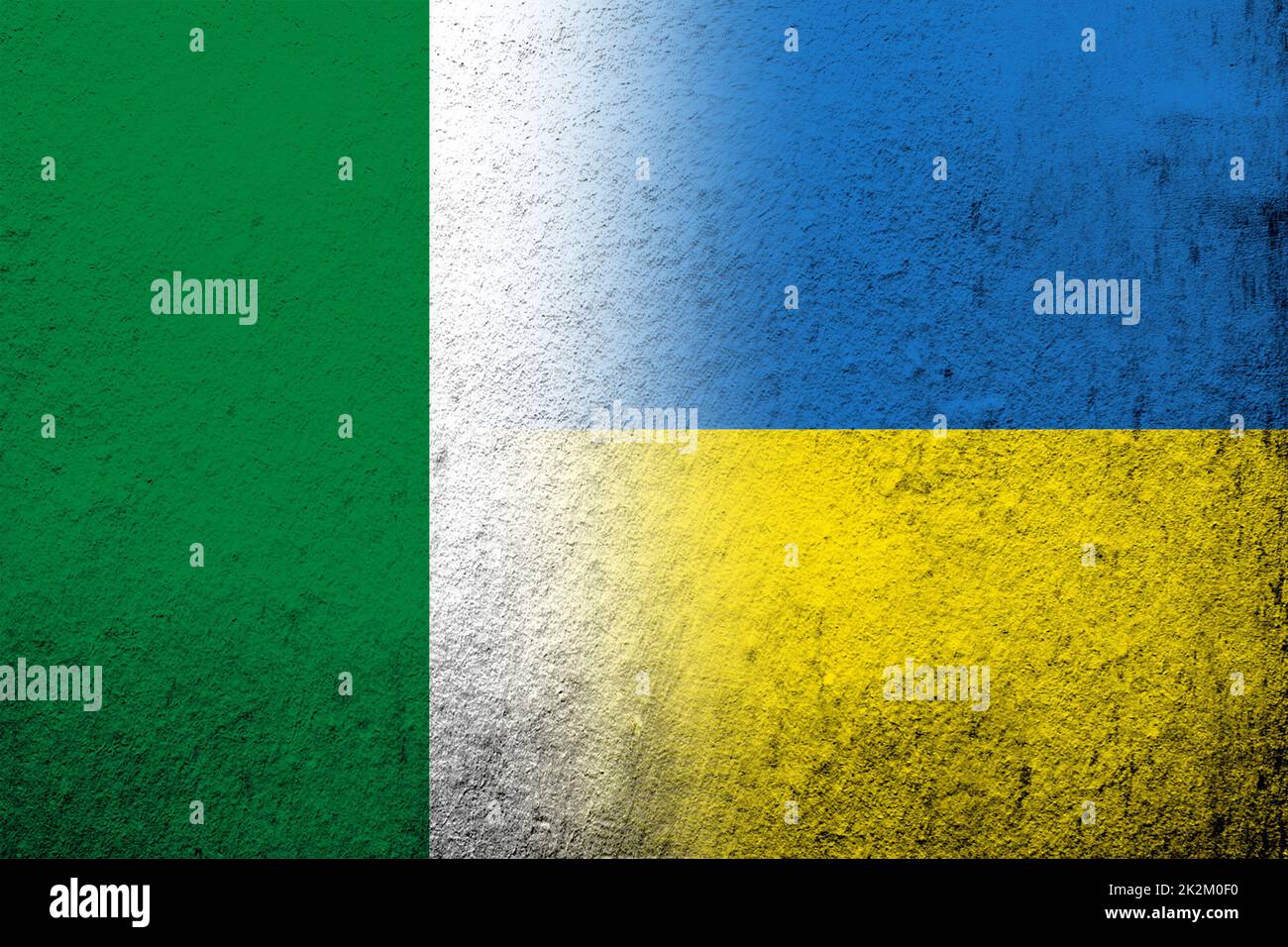 Die Bundesrepublik Nigeria Nationalflagge mit Nationalflagge der Ukraine. Grungen Hintergrund Stockfoto