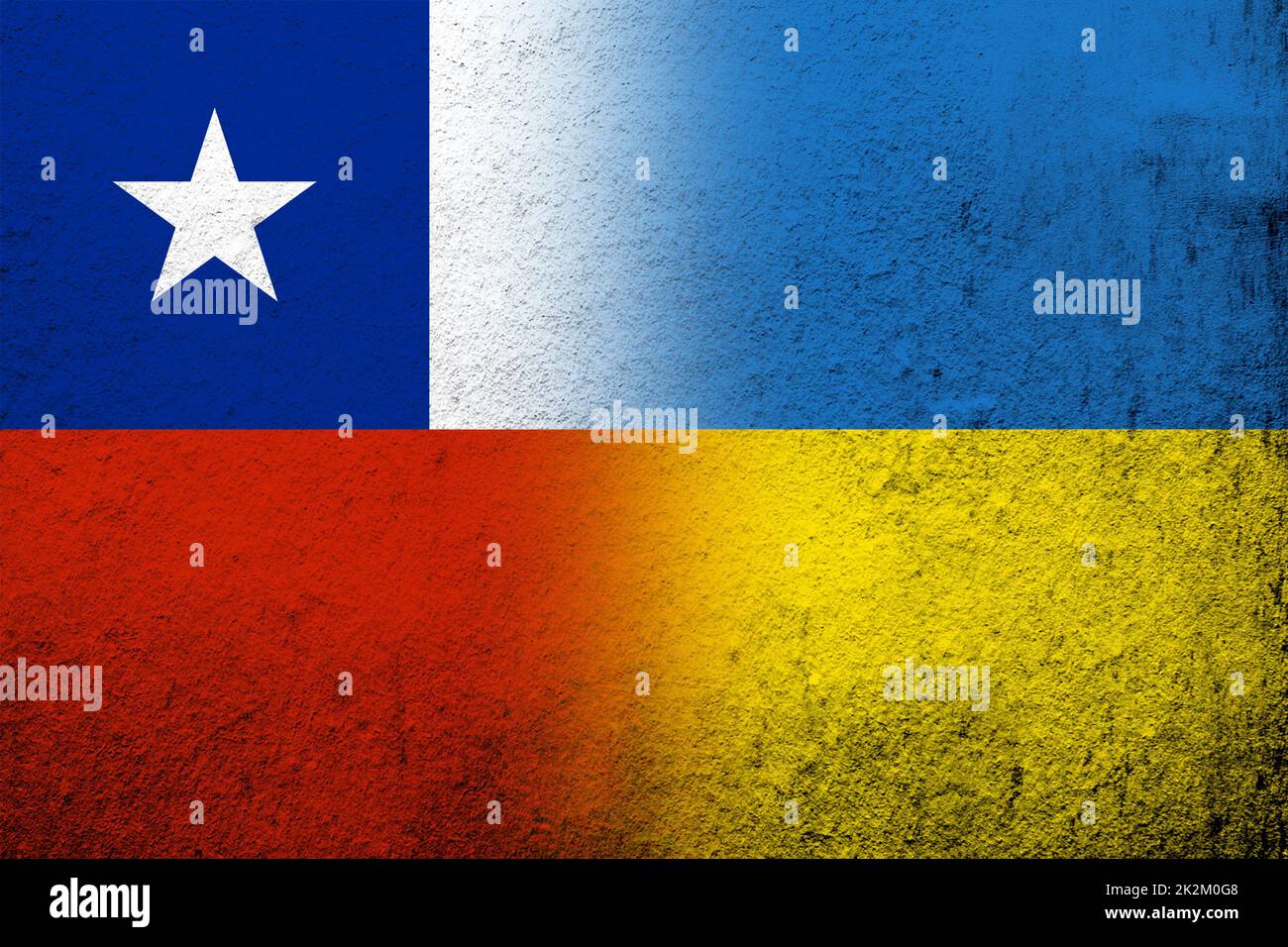 Die Republik Chile Nationalflagge mit Nationalflagge der Ukraine. Grungen Hintergrund Stockfoto