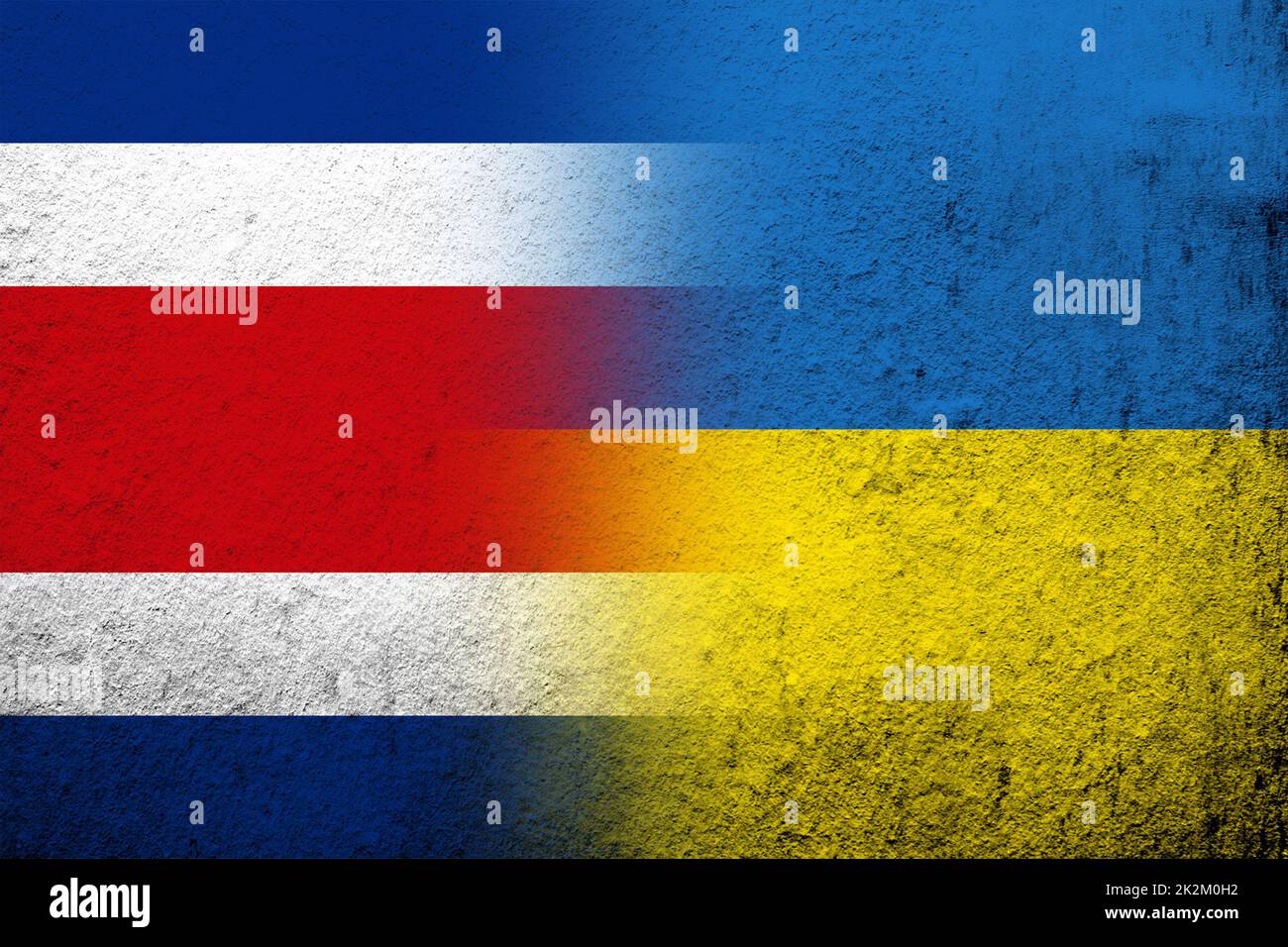 Republik Costa Rica Nationalflagge mit Nationalflagge der Ukraine. Grungen Hintergrund Stockfoto
