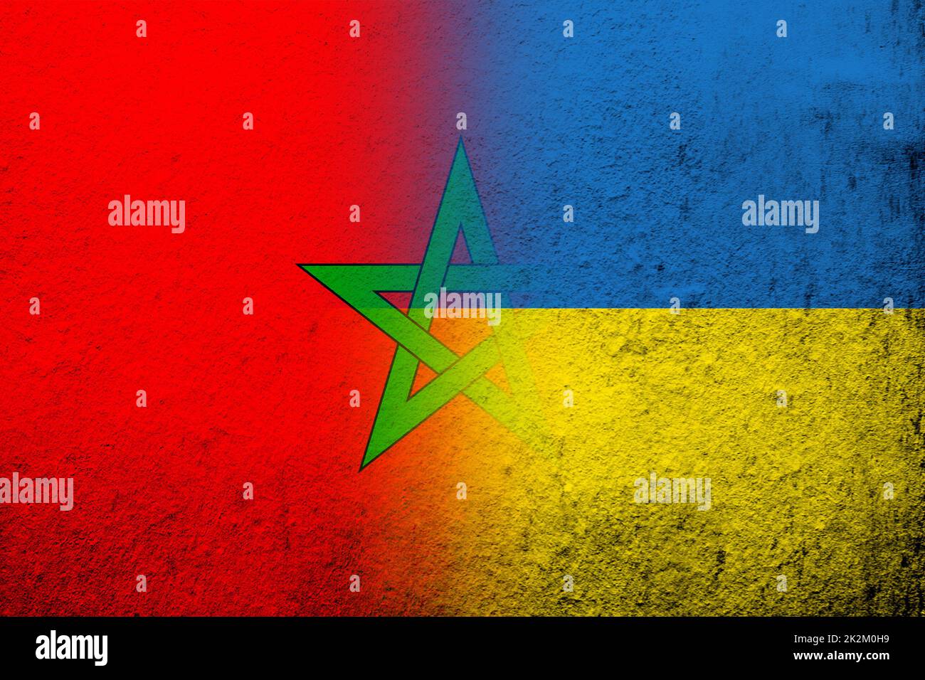 Das Königreich Marokko Nationalflagge mit Nationalflagge der Ukraine. Grungen Hintergrund Stockfoto